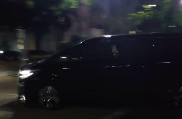 SYL Pakai Alphard Hitam Nopol B 8055 ADT untuk Temui Jokowi di Istana