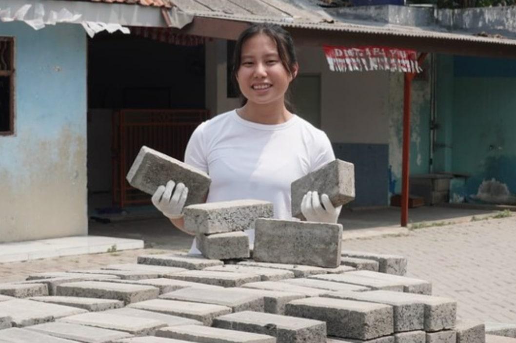 Keren! Siswi SMA di Jakarta Ciptakan Batu Bata Ramah Lingkungan untuk Atasi Polusi