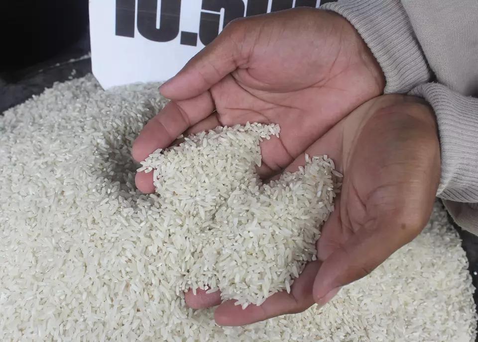 Beras Mahal, Pemerintah Malah Bagikan Rice Cooker, Warganet: Kebijakan Joko Sembung!