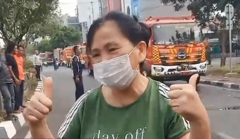 Warga Apresiasi Damkar saat Padamkan Kebakaran Rumah Makan di Pulogadung