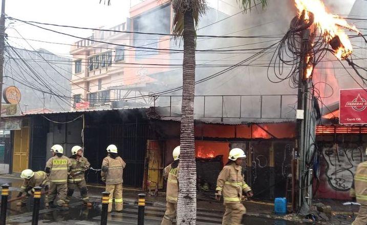 Warung Makan dan Bengkel di Pulogadung Terbakar, 1 Orang Terluka