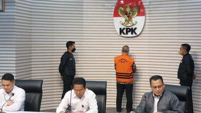BREAKING NEWS: KPK Resmi Tahan Sekjen Kementan!