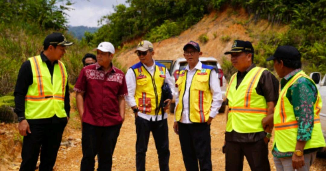 Genjot Pembangunan Jalan di Perbatasan Kalbar, Lasarus Berharap Tidak Ada Lagi Masyarakat Tenggelam di Sungai