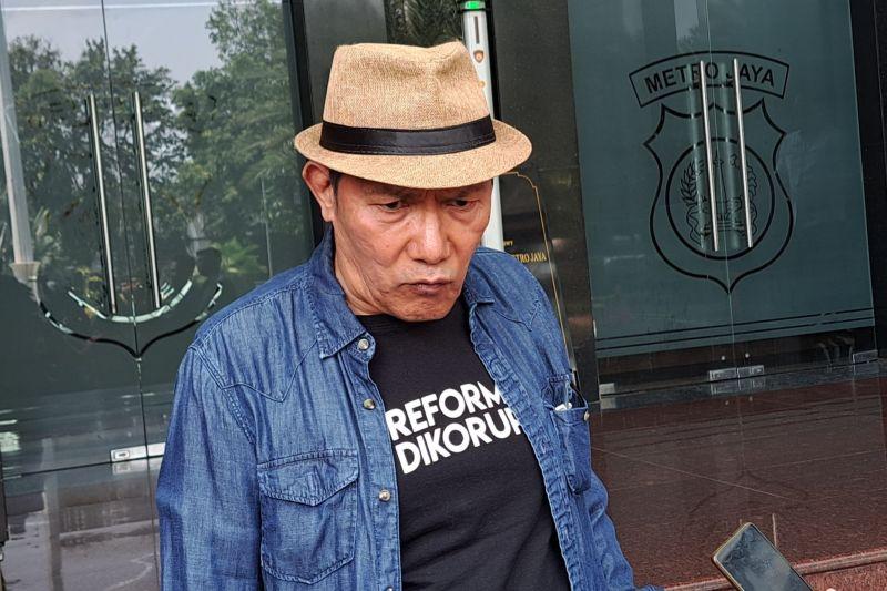 Kenakan Kaus 'Reformasi Dikorupsi', Saut Situmorang Penuhi Panggilan Polisi