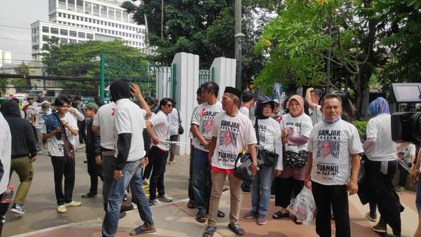 Pasangan AMIN Daftar ke KPU, Massa Pendukung Go-Fud Ngumpul di Tugu Proklamasi
