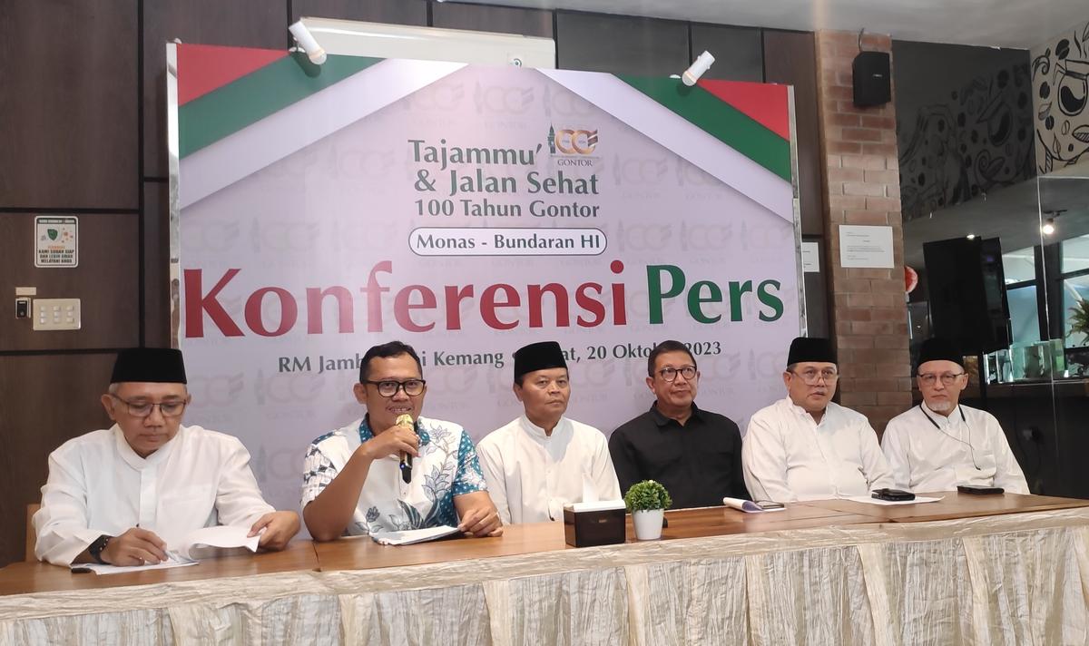 Peringati Tasyakuran 100 Tahun Gontor: 10.000 Alumni Gelar Sujud Sukur-Jalan Sehat di Monas