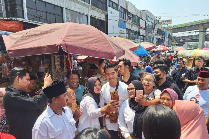 Kaesang Blusukan ke Pasar Kebayoran Lama, Dengar Curhatan Pedagang