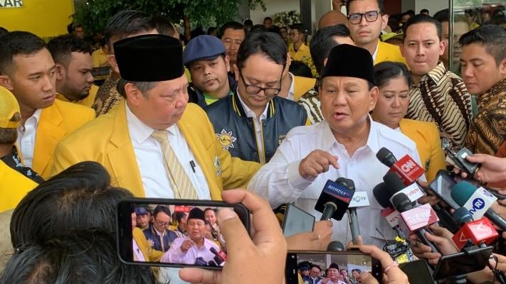 Prabowo Nyaman saat Berteduh di Bawah Pohon Beringin