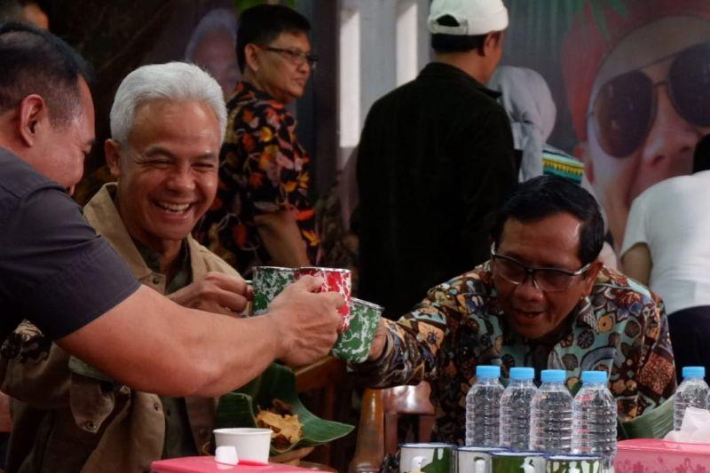 Ganjar-Mahfud Langsung Santap Jamu dan Pecel Usai Tes Kesehatan