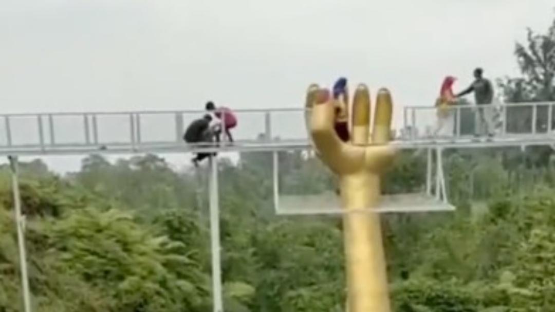 Ngeri! 1 Orang Tewas gegara Objek Wisata Jembatan Kaca di Banyumas Pecah