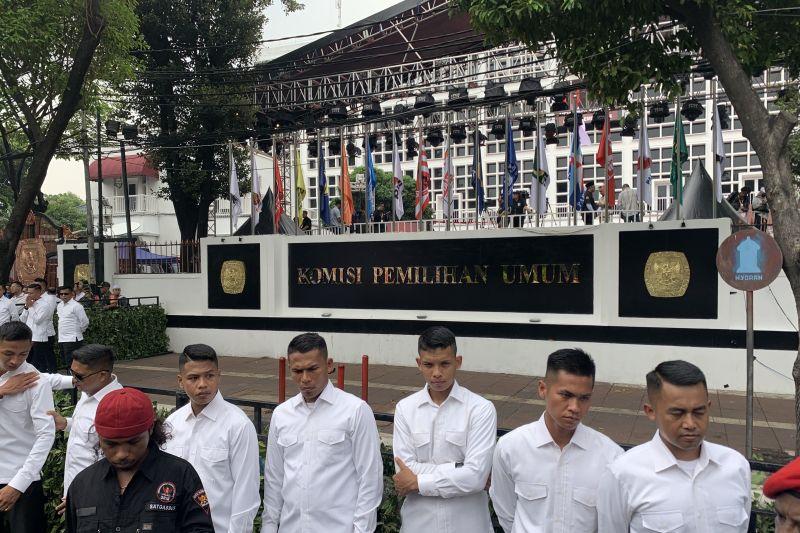 Relawan Prabowo-Gibran Dirikan Pagar Pembatas Depan Kantor KPU