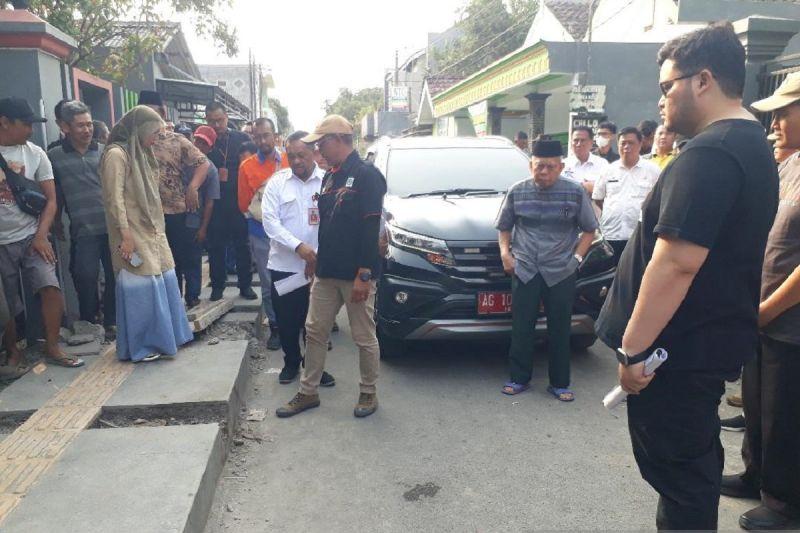 Akses Warga Sulit, Proyek Trotoar di Kampung Inggris Diminta Segera Dibongkar