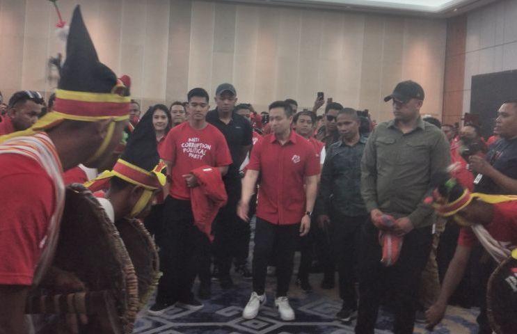 Kaesang Disambut Tarian Kataga saat Buka Kopdar di NTT