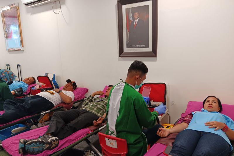 Relawan Prabowo 08 Gelar Aksi Donor Darah di Palmerah, Wamenaker Hadir