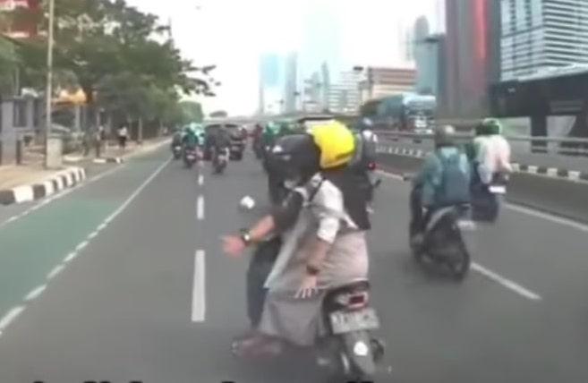 Aksi Heroik Pria Hentikan Ambulans untuk Bantu Istrinya Melahirkan Tuai Pujian Netizen