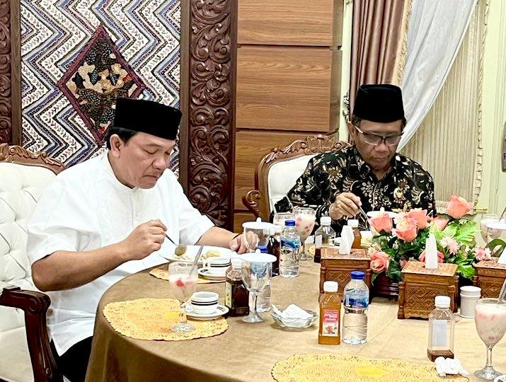 Sebelum Ditangkap, Achsanul Qosasi Pernah Pamer Nyantap Soto Bareng Mahfud MD