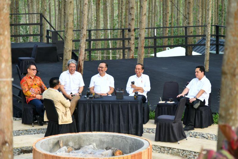 Awali Pagi di IKN, Jokowi Ngobrol dengan Erick Thohir hingga Ridwan Kamil