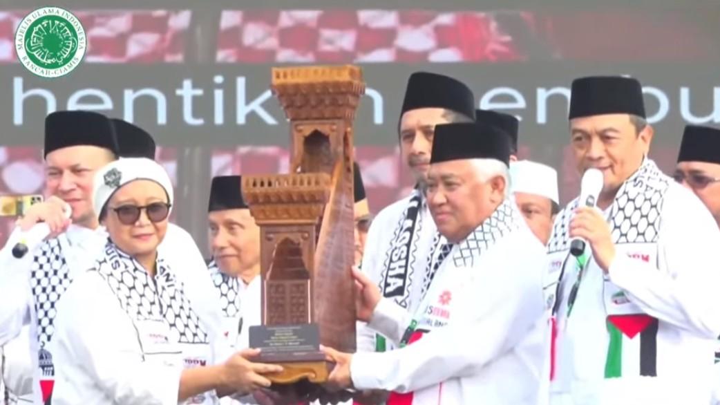Hadiri Aksi Bela Palestina, Menlu Retno Terima Replika Mimbar Masjidil Aqsa