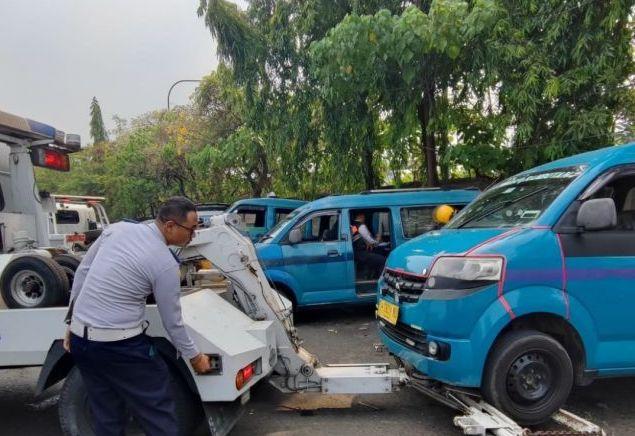16 Mobil Parkir Liar di Cibubur Kena Derek Petugas Gabungan