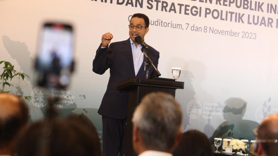 Ada Larangan Gak Boleh Injak Rumput Monas, Apa Kata Anies Baswedan?