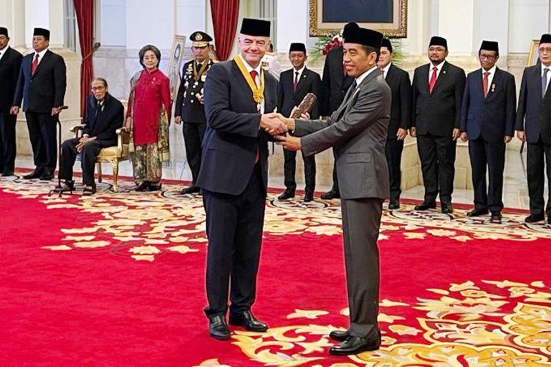 Hari Pahlawan, Jokowi Beri Bintang Jasa Pratama ke Presiden FIFA