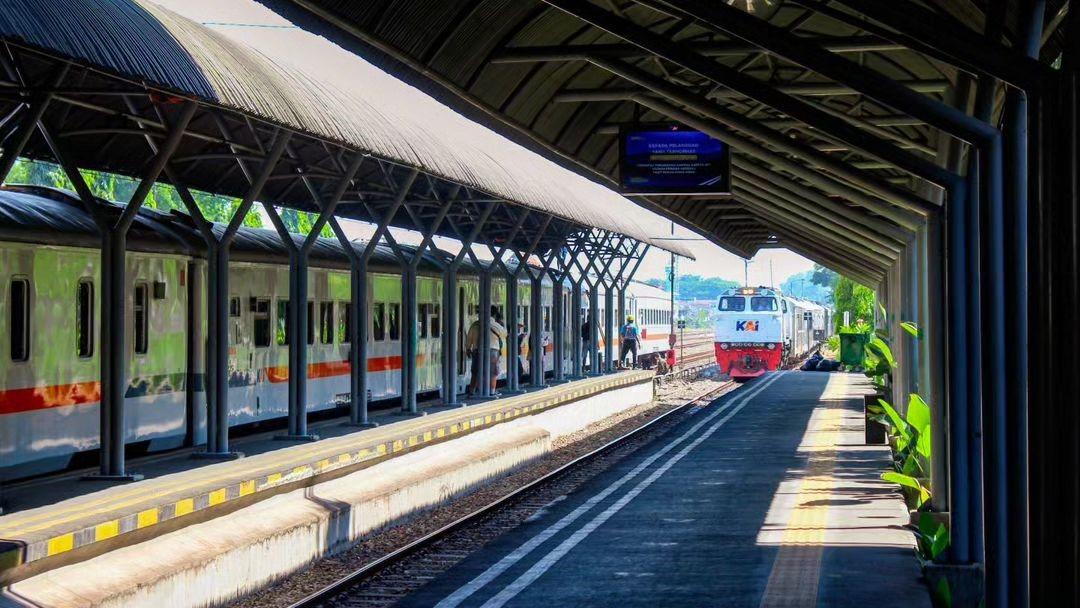 13 Rute KA Jarak Jauh Dialihkan dari Stasiun Gambir ke Jatinegara, Ada Apa?