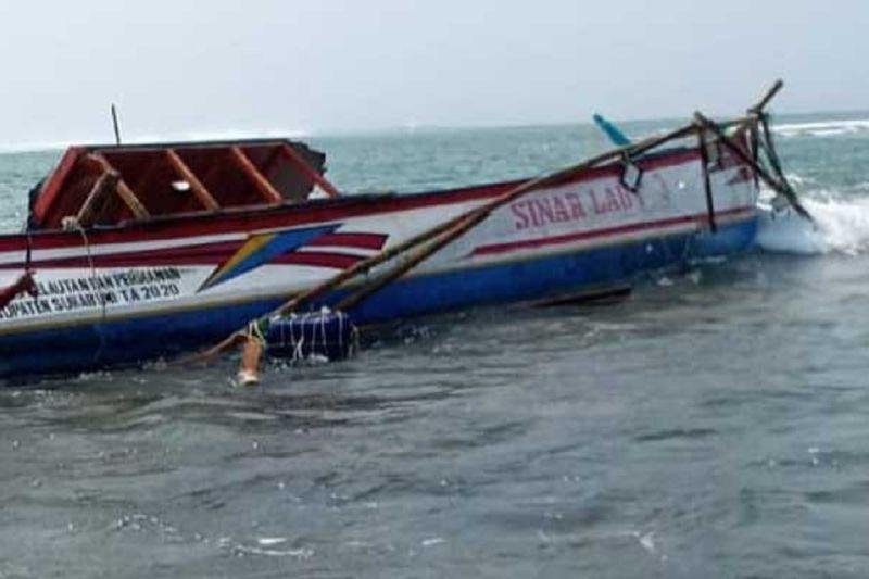 ABK Tewas usai Perahu Terbalik Diterjang Ombak Besar di Laut Sukabumi