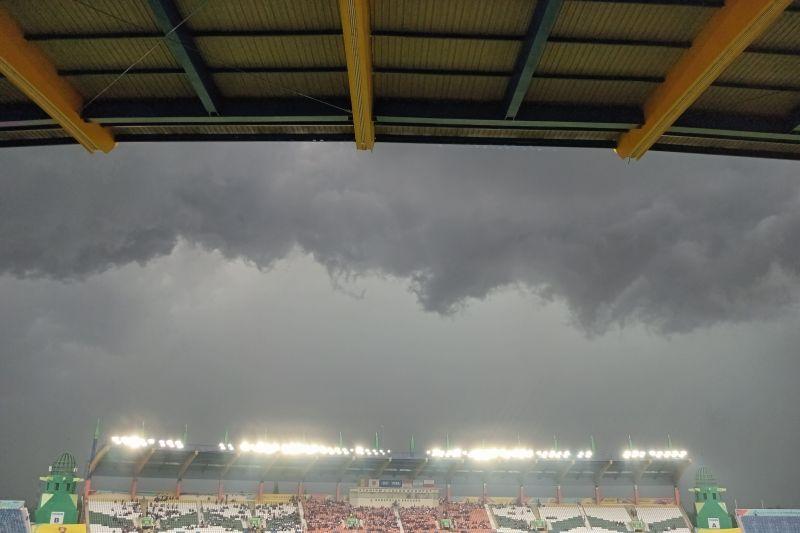 Langit Si Jalak Harupat Mendung, Laga Senegal vs Polandia Terpaksa Dihentikan