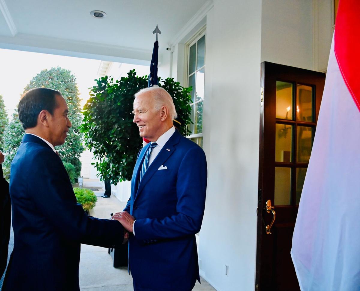 Potret Jokowi di Washington DC Sampaikan Hasil KTT OKI ke Biden