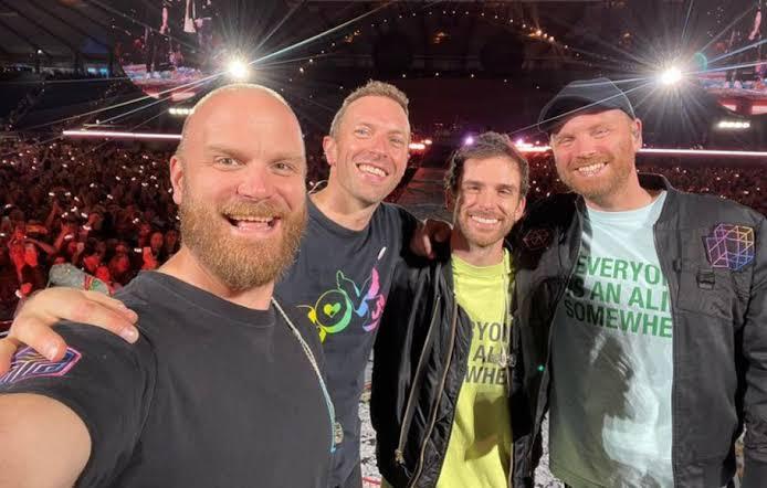 Diguyur Hujan di GBK, Pecinta Coldplay Tetap Membludak