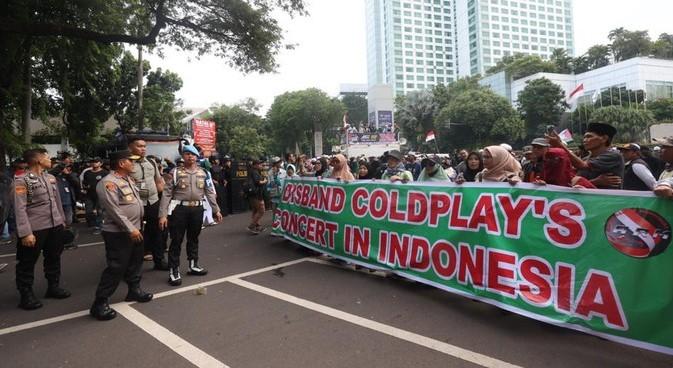 Aksi Tolak Coldplay di GBK Sempat Ricuh hingga Bikin Macet di Mana-mana