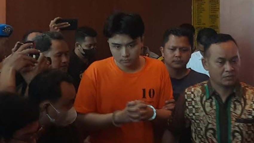 Diduga Hina Polisi, Leon Dozan Terancam 18 Bulan Bui