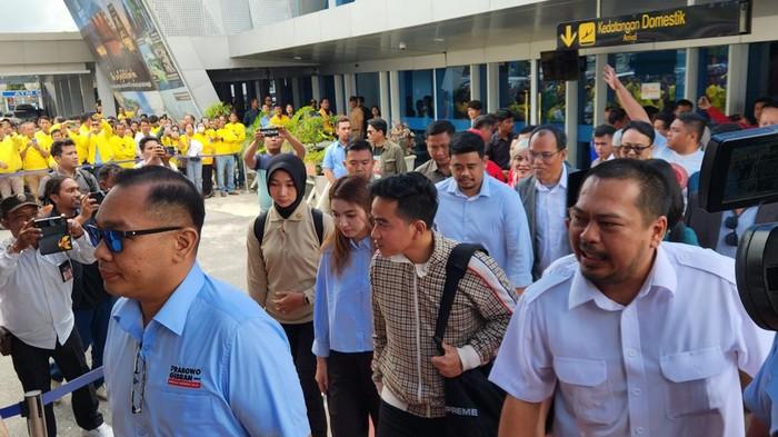 Mas Gibran Mendarat di Bandara Silangit Disambut Bobby Nasution