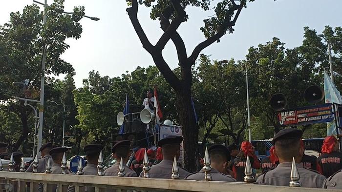 Aksi Unras Buruh di Depan Balkot DKI Tuntut Upah Minimum Naik