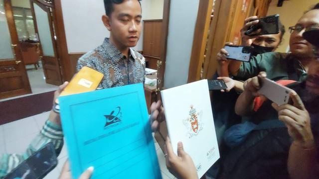Sempat Dipermasalahkan Warganet, Gibran Pamerkan Ijazah pada Wartawan