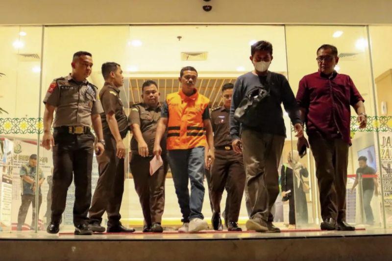 Pasutri Jaksa-Polisi Ini jadi Tersangka Suap, Resmi jadi Tahanan di Riau