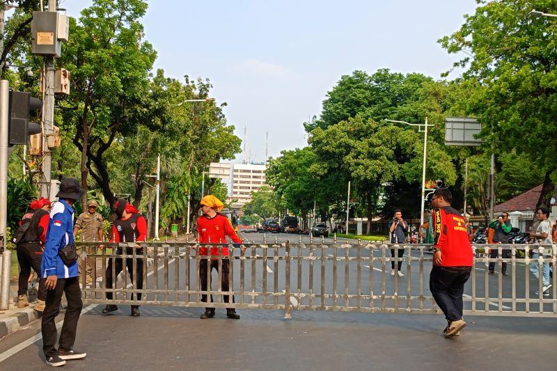 Rusak Fasilitas Umum, Polisi Bubarkan Massa Buruh Unjuk Rasa di Balai Kota Jakarta