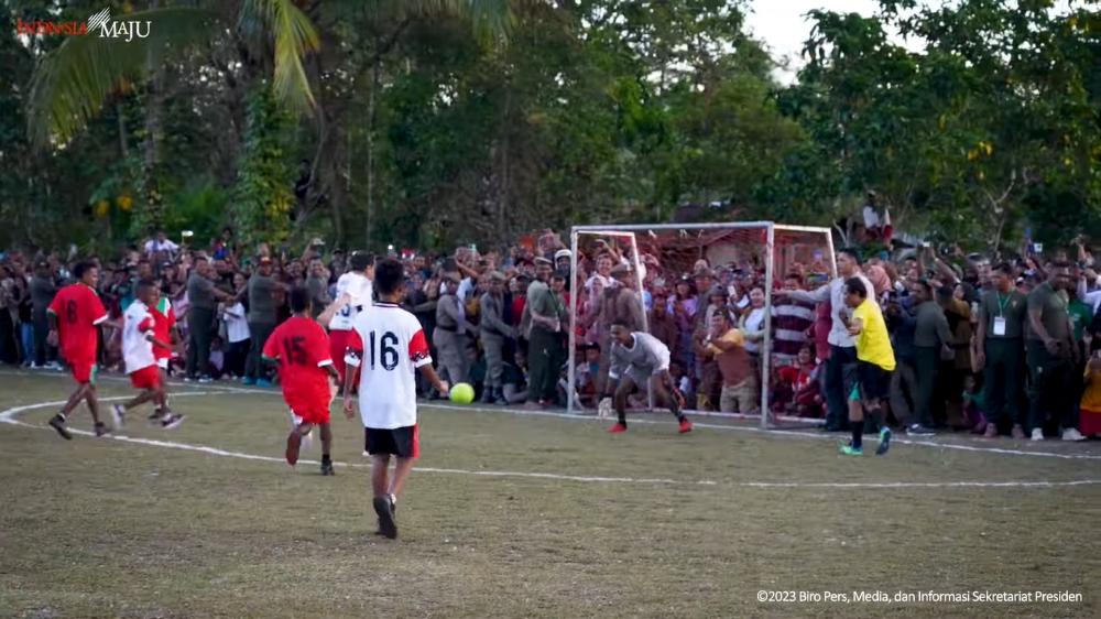 Waduh! Jokowi Kebobolan, tapi Sempat Cetak Gol saat Main Bola Bareng Anak-anak di Papua