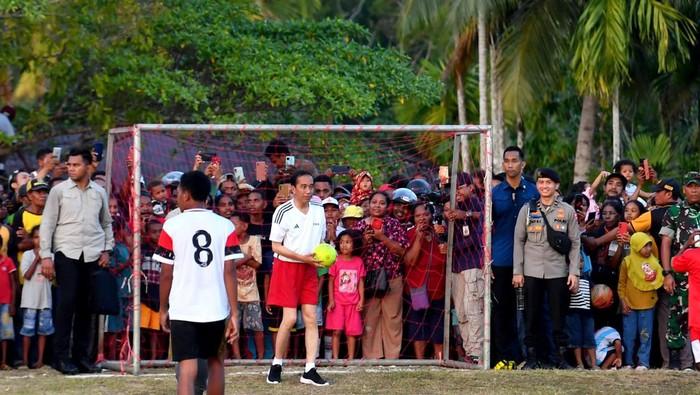 Jokowi Main Bola Bareng Pelajar di Biak, Ini Alasannya