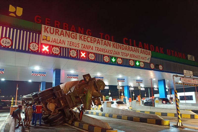 Truk Molen Terguling di Gerbang Tol Cilandak Utama hingga Tutupi Jalan