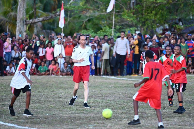 Jokowi Cerita Keseruan Main Bola Bareng Anak-anak di Biak Papua