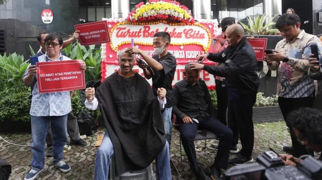 Barisan Para Mantan Ikut Aksi Cukur Rambut Usai Ketua KPK Firli Bahuri jadi Tersangka