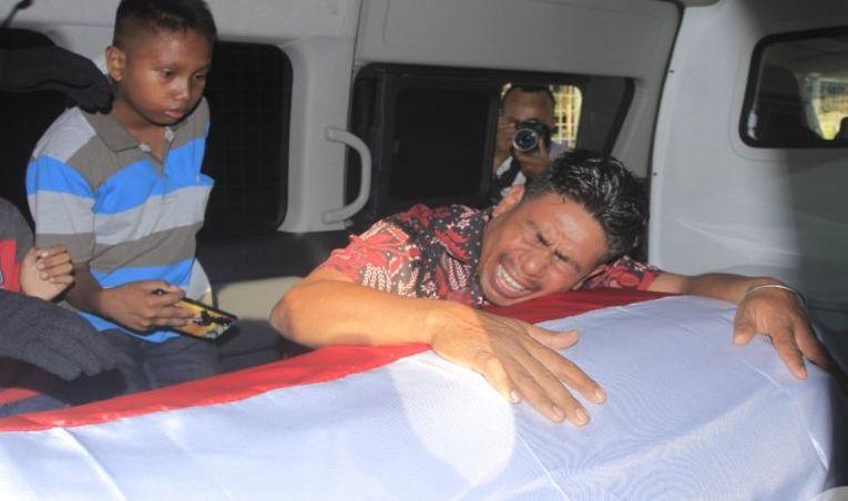 Kapolri Beri Kesempatan Adik Korban Tewas Ditembak KKB jadi Polisi