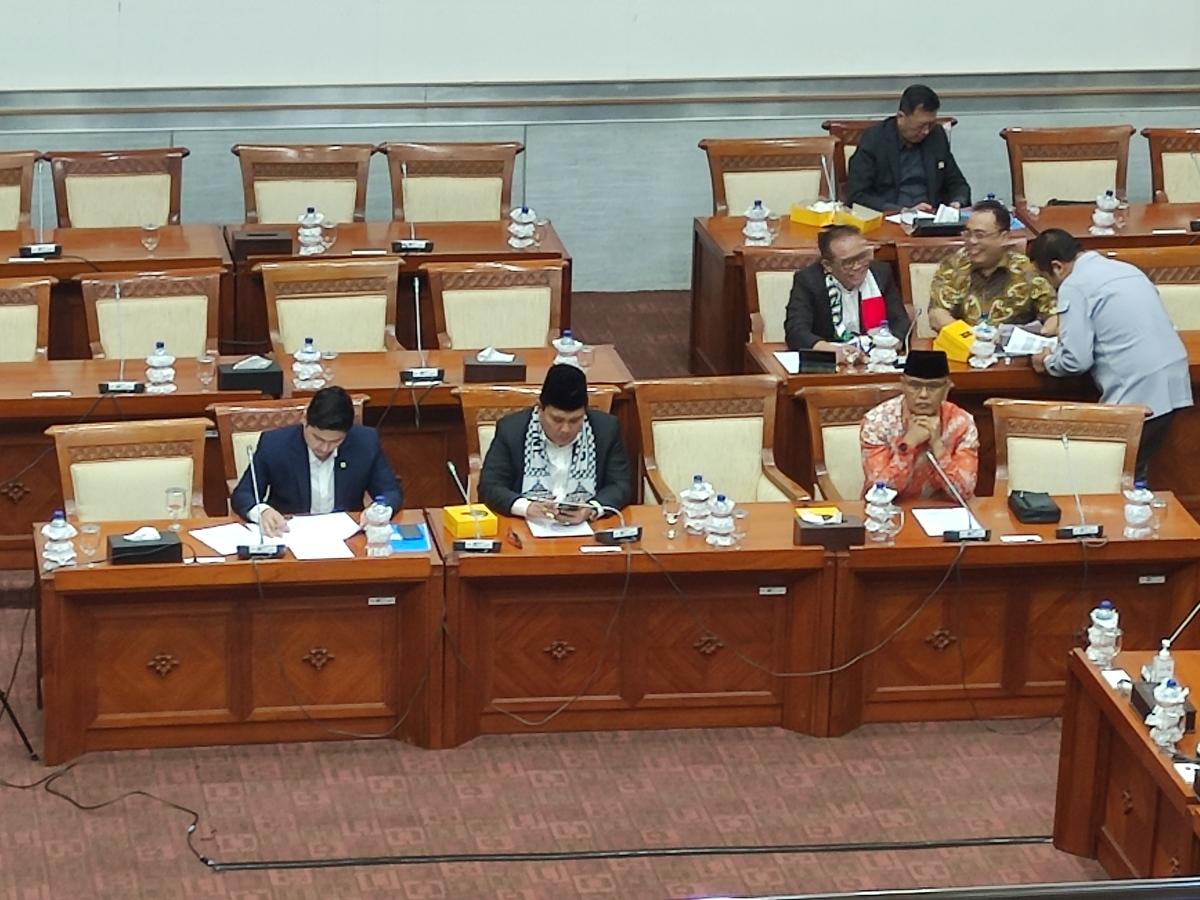 Tunjukkan Solidaritas, Sejumlah Anggota Komisi I DPR RI Pakai Syal Palestina