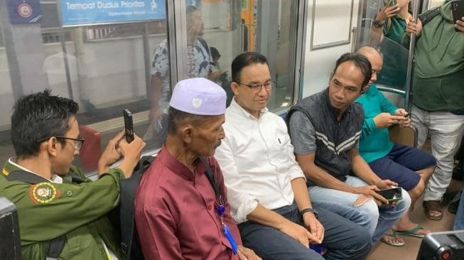Pulang Kampanye Naik KRL, Anies Soroti Banyak Kota Tak Punya Transportasi Publik