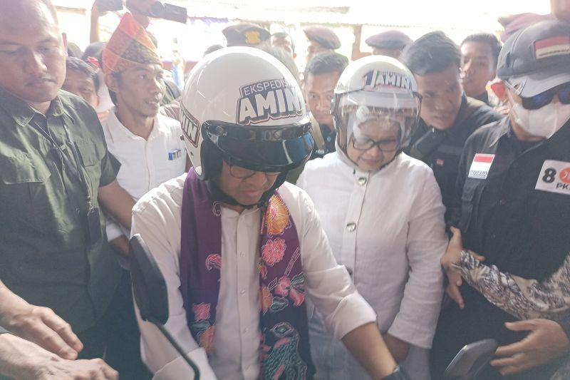 Kampanye Perdana, Anies Baswedan dan Istri Naik Motor ke Koja