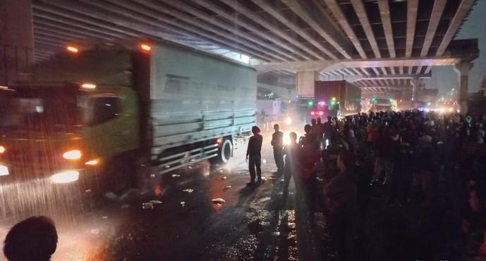 Lalin Cikarang Kembali Lancar Usai Massa Buruh di Membubarkan Diri