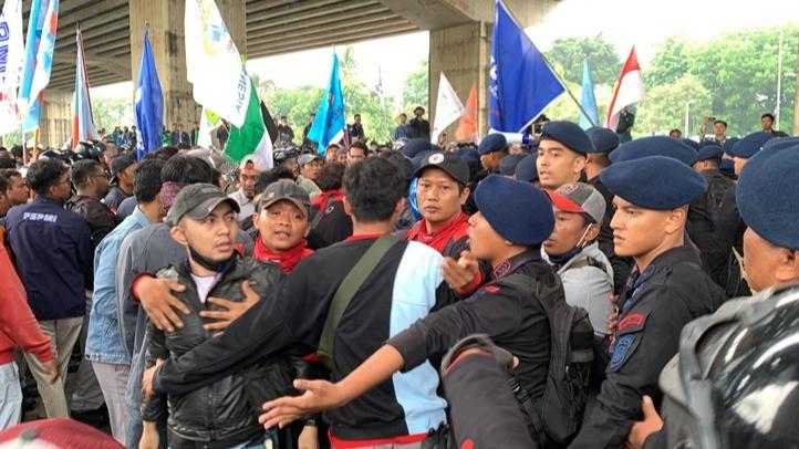 Polisi Buru Pelaku Demonstran Keroyok Sopir Truk di Cikarang