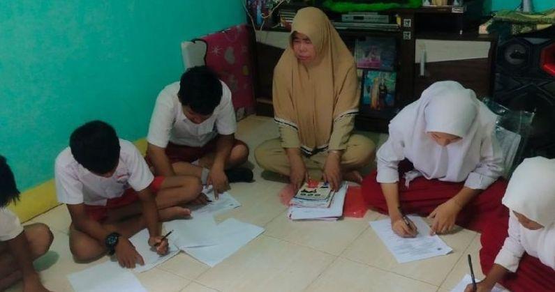 Sekolah Kebanjiran, Siswa SDN 03 Kapuas Hulu Gelar Ulangan Semester di Rumah Guru