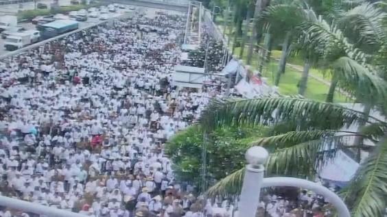 Massa Apdesi Blokade Akses Jalan Gedung DPR RI Arah Slipi